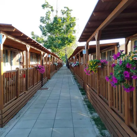 Villaggio Degli Angeli Pineto 캠프장 *